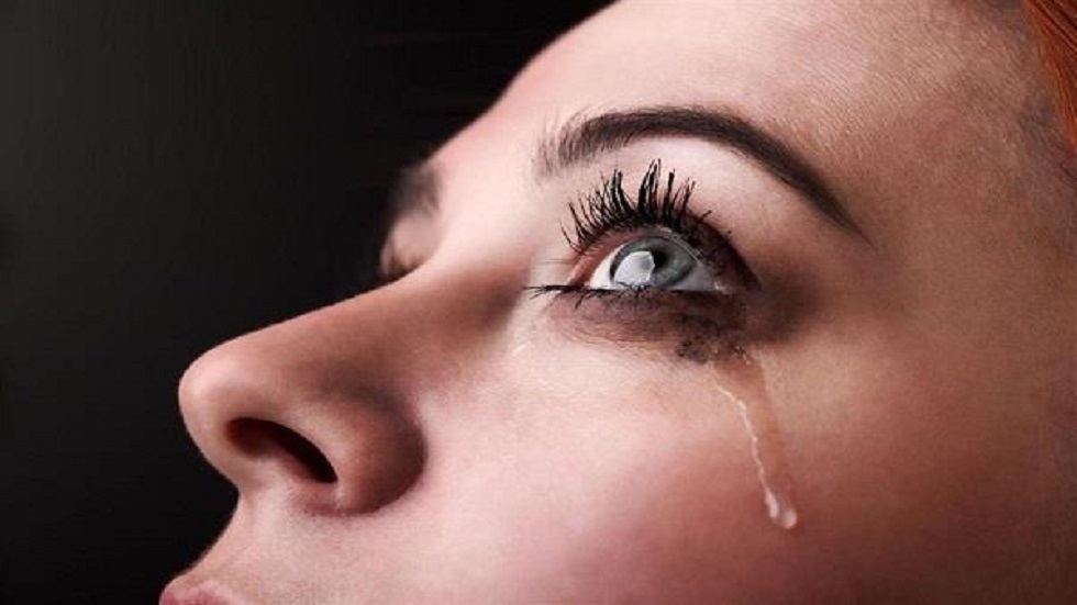 لماذا تدمع عيناك؟.. أهم الأسباب والحلول الطبية