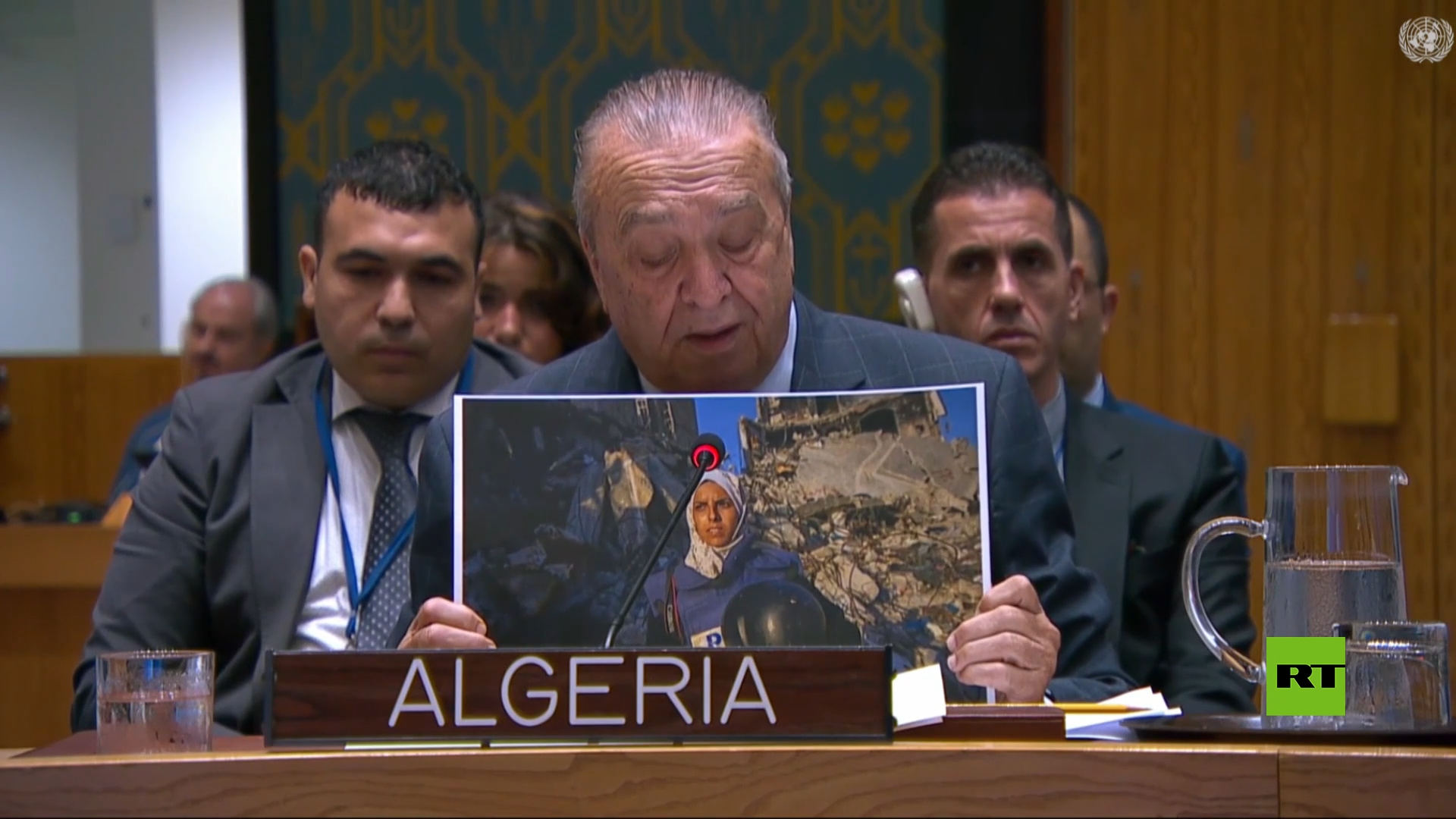 مندوب الجزائر في الأمم المتحدة يحبس دموعه أثناء قراءة رسالة لصحفية قتلت في غزة