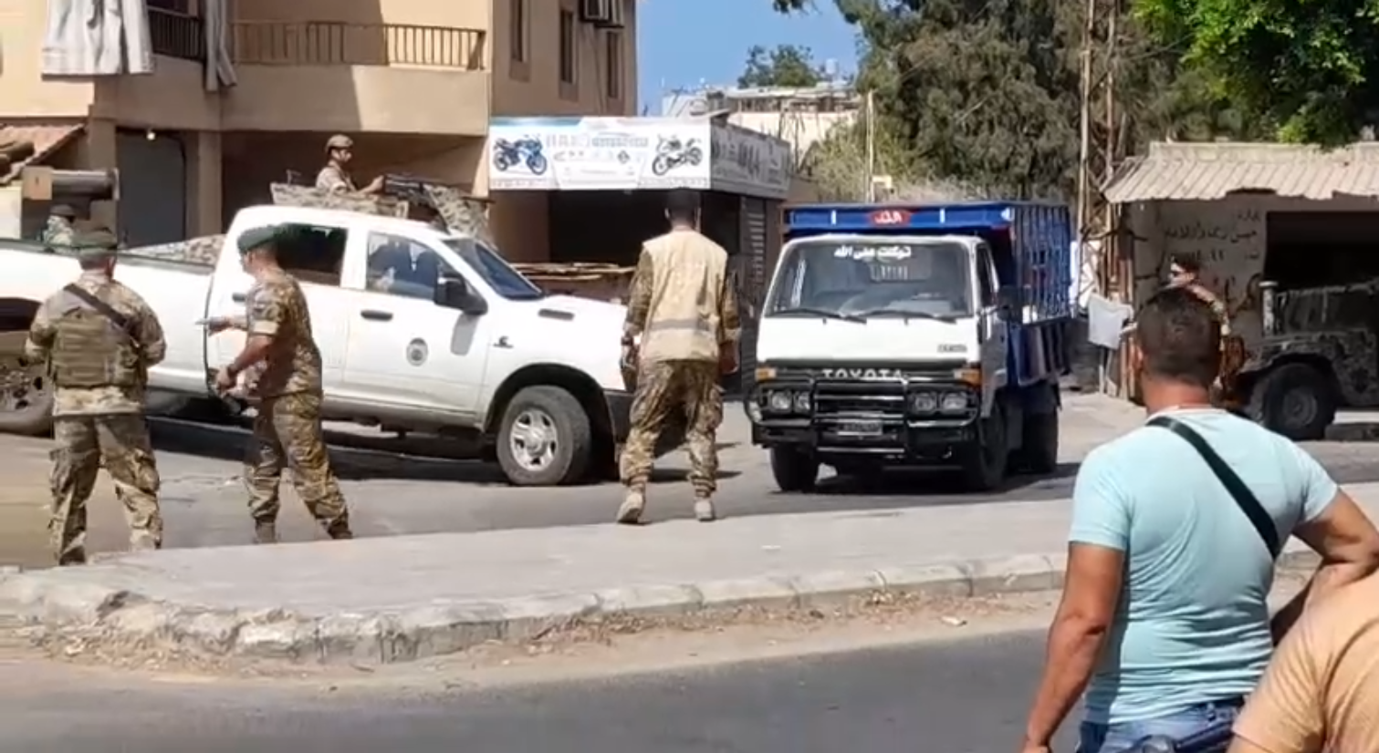 الجيش اللبناني يتسلم شحنات أسلحة من حركة "فتح" داخل المخيمات (فيديو)