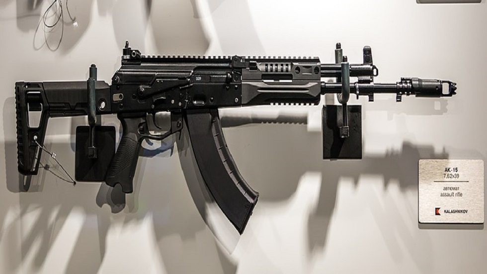 "كلاشنيكوف" تجري تحديثات على بندقية АК-15 استنادا إلى الخبرة القتالية الميدانية