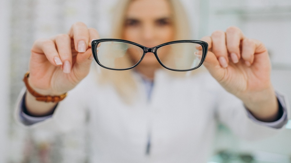 متى تشكل النظارات خطورة على العين؟