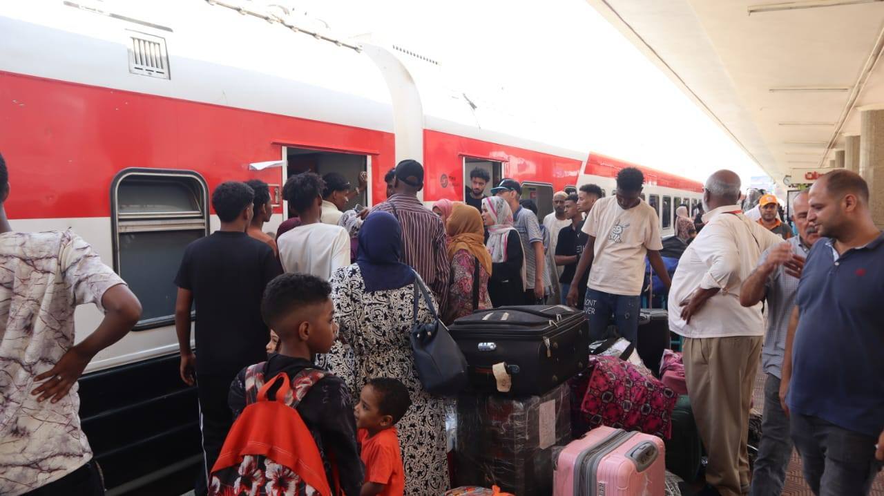مصر تعيد آلاف السودانيين الفارين من الحرب إلى بلدهم طواعية