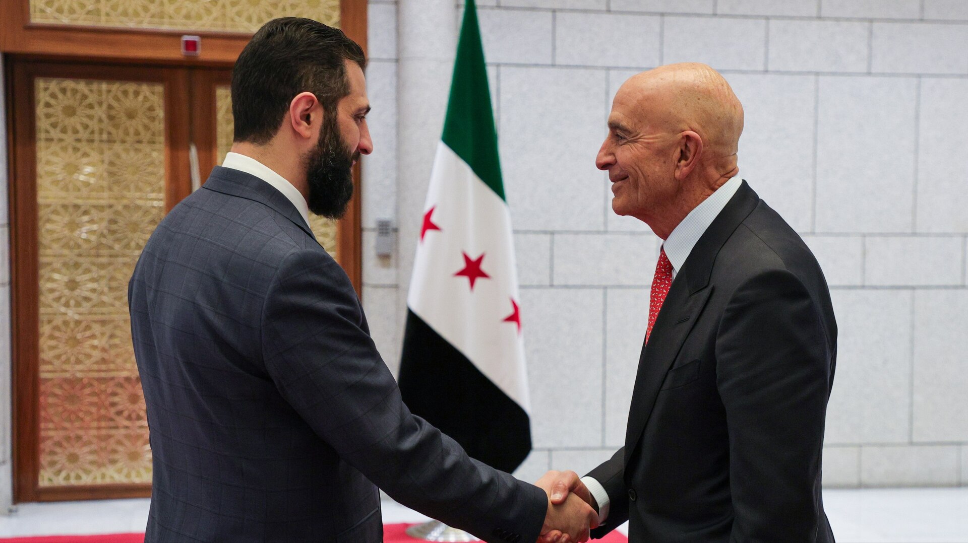 المبعوث الأمريكي توم براك يجيب عن سؤال عن مدى ثقته بالرئيس السوري أحمد الشرع ويثير تفاعلا (فيديو)