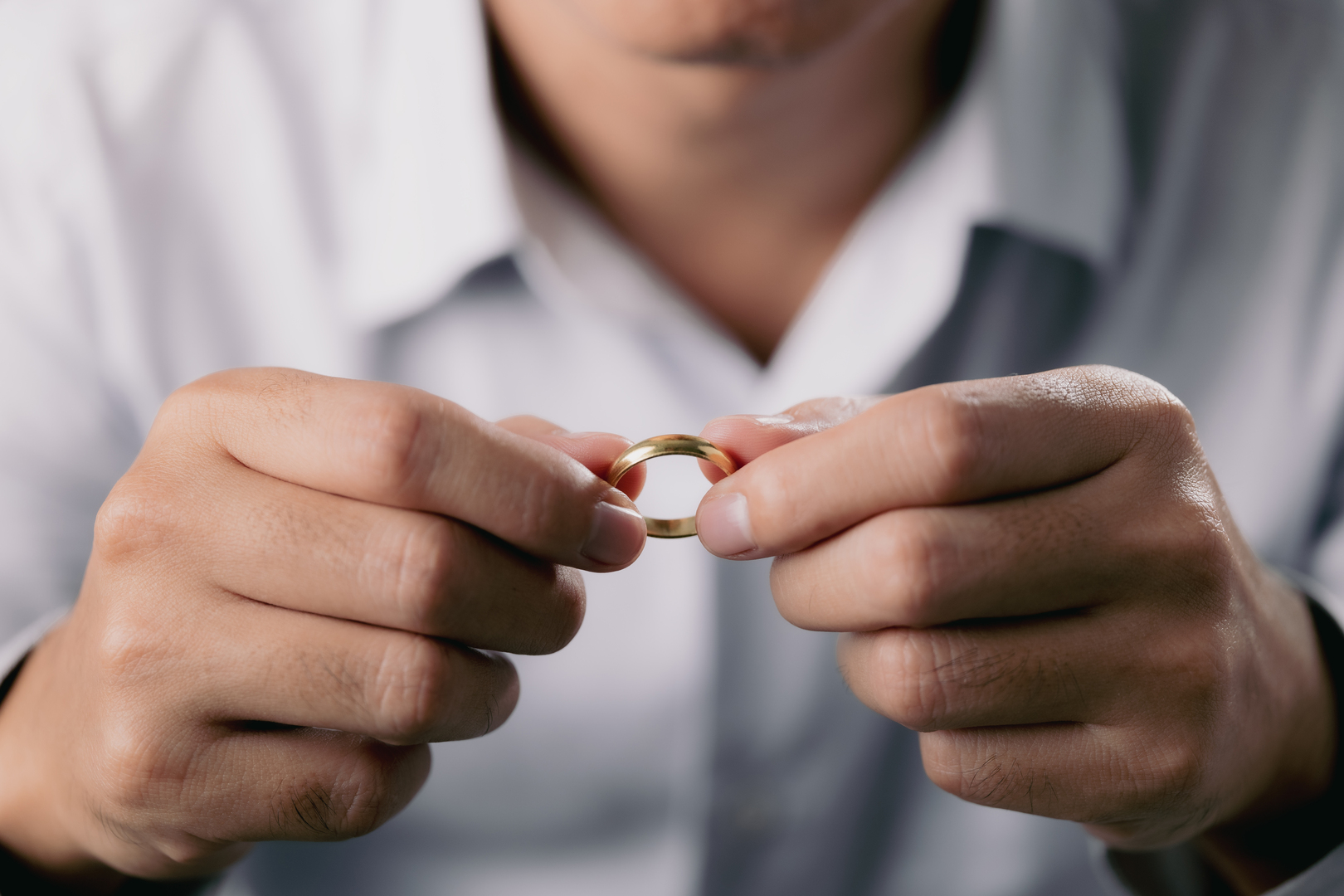 من أجل الحب أو اليأس.. رجل يواجه الطلاق بطريقة لا تخطر على بال (فيديو)