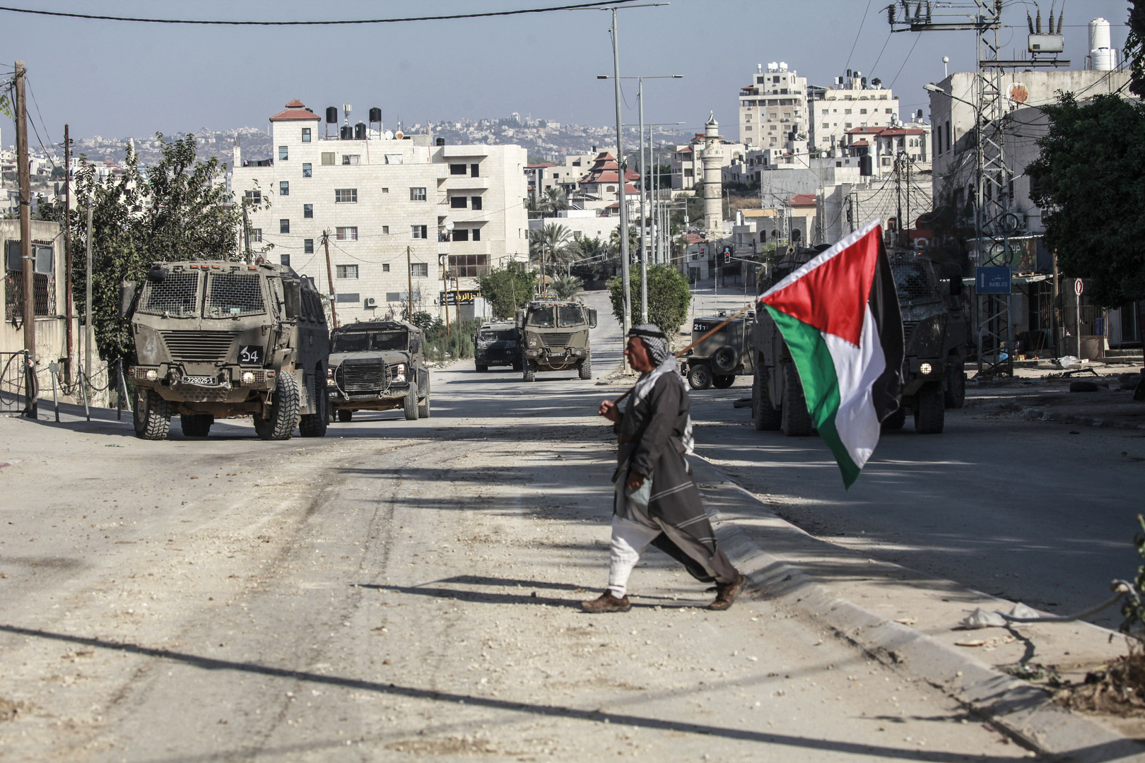 السفير البريطاني لدى تل أبيب يوضح: لماذا إقامة دولة فلسطينية هي أمر جيد لإسرائيل؟