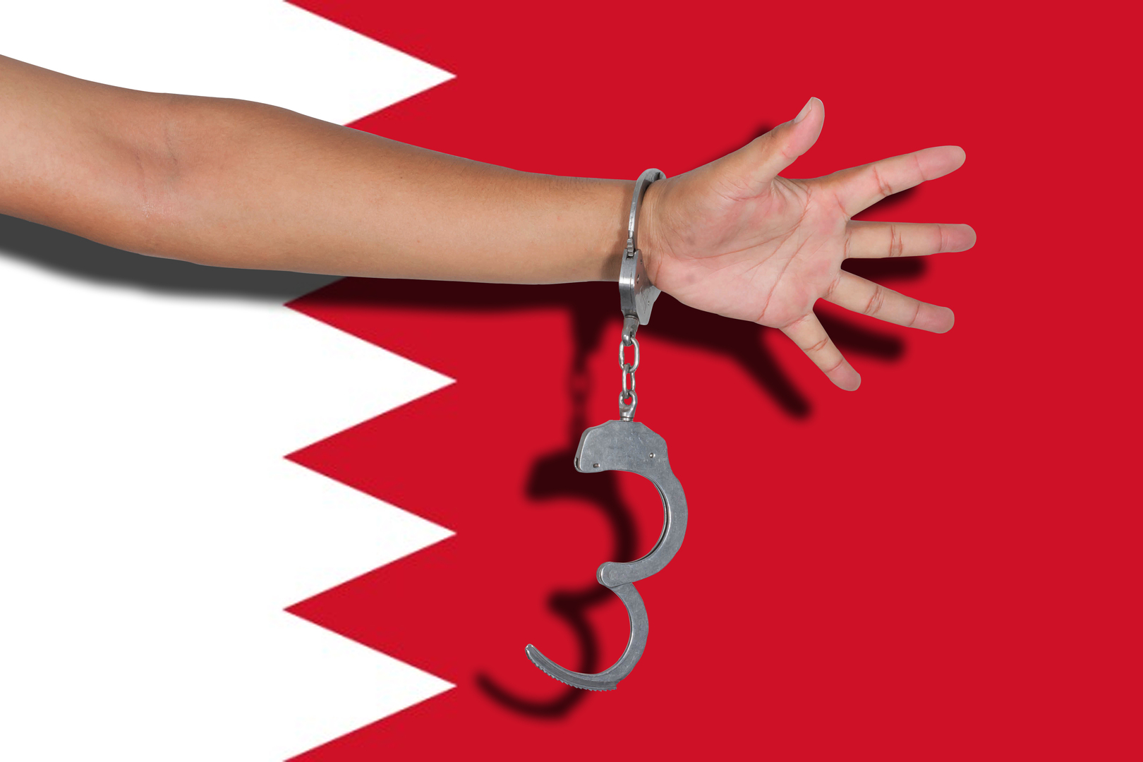 البحرين.. 3 آسيويين يجبرون فتيات على "أعمال منافية للآداب" والأمن يتحرك فور ورود المعلومات