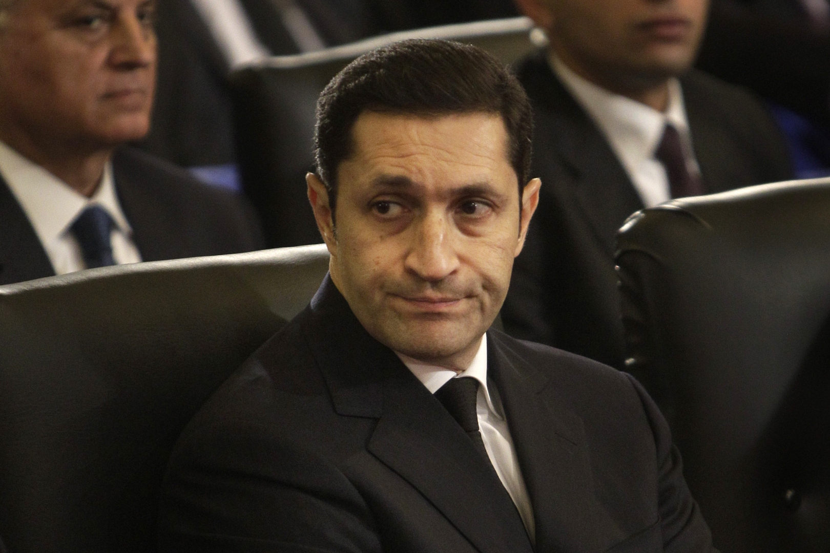 علاء مبارك يعلق على تحركات أحمد عبد القادر "ميدو" للدفاع عن سفارات مصر ويثير جدلا واسعا