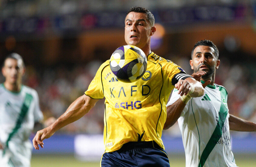 أسطورة مانشستر يونايتد يحمّل لاعبي النصر مسؤولية غياب البطولات ويبرىء ساحة رونالدو