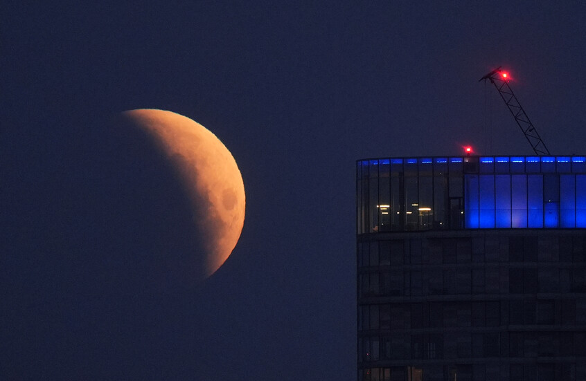 هل سيتمكن العالم العربي من مشاهدة خسوف القمر الكلي المرتقب؟ خبير فلكي يوضح (فيديو)