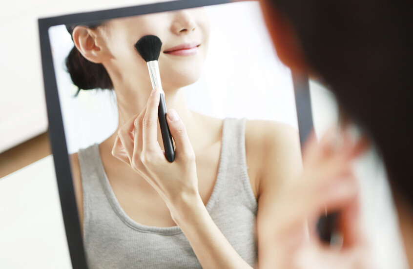 الاتحاد الأوروبي يحظر مادة كيميائية تُستخدم في منتج تضعه معظم الفتيات