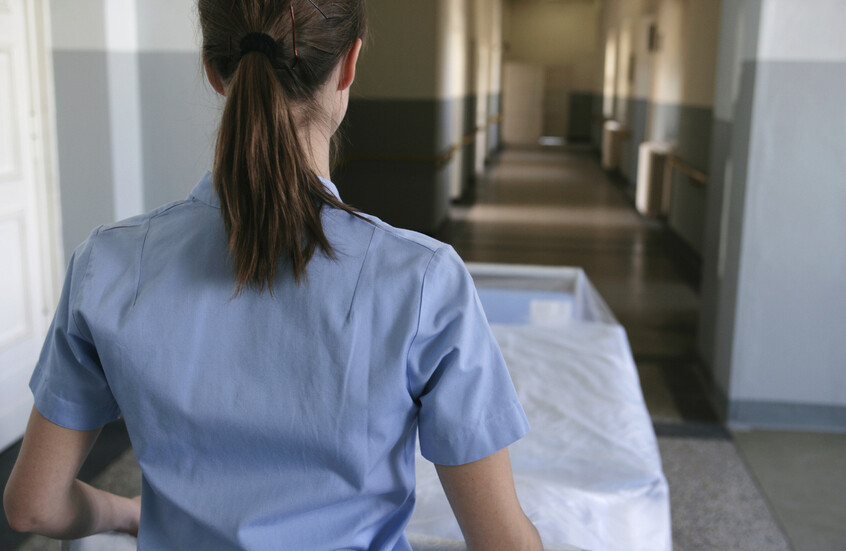 بعد عرضها جثة على "تيك توك".. جدل واسع حول ممرضة جزائرية وعقوبات قاسية في اﻷفق