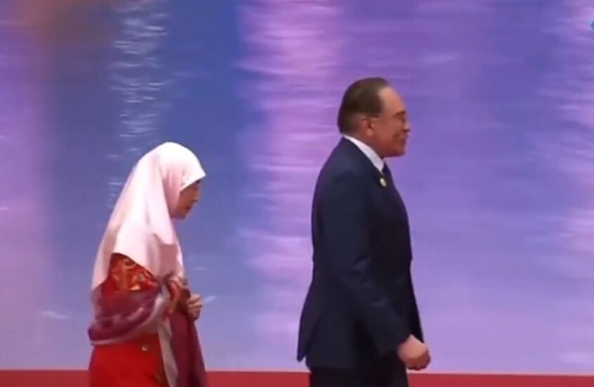 زوجة رئيس الحكومة الماليزية تعتذر عن مصافحة الرئيس الصيني