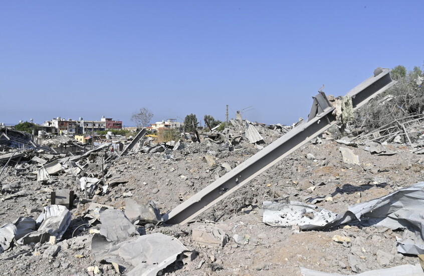 طائرة إسرائيلية تلقي مناشير ضد "حزب الله" في جنوب لبنان (صورة)