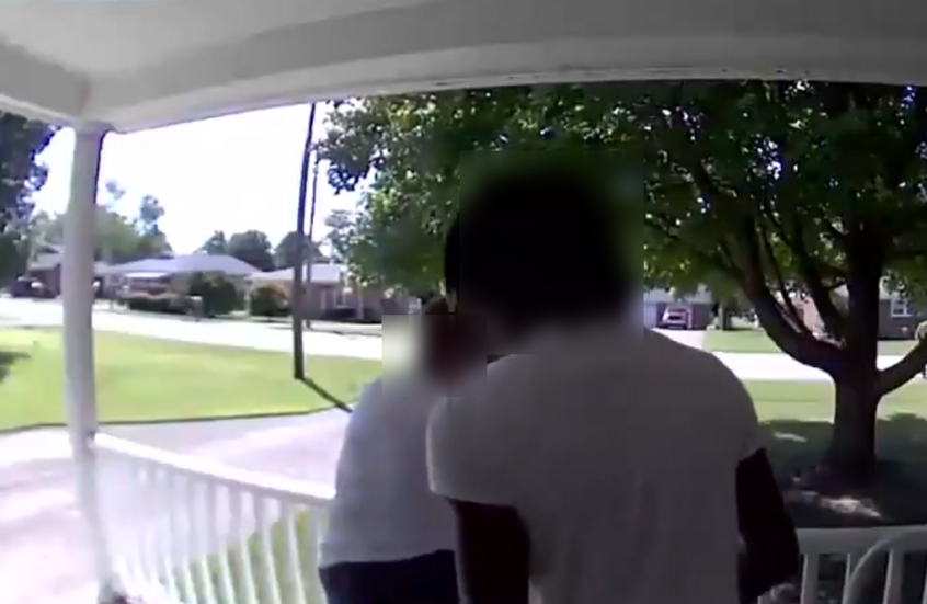 لقطات صادمة تظهر مراهقا يتحرش جنسيا بامرأة سبعينية والسلطات الأمريكية تتحرك (فيديو)