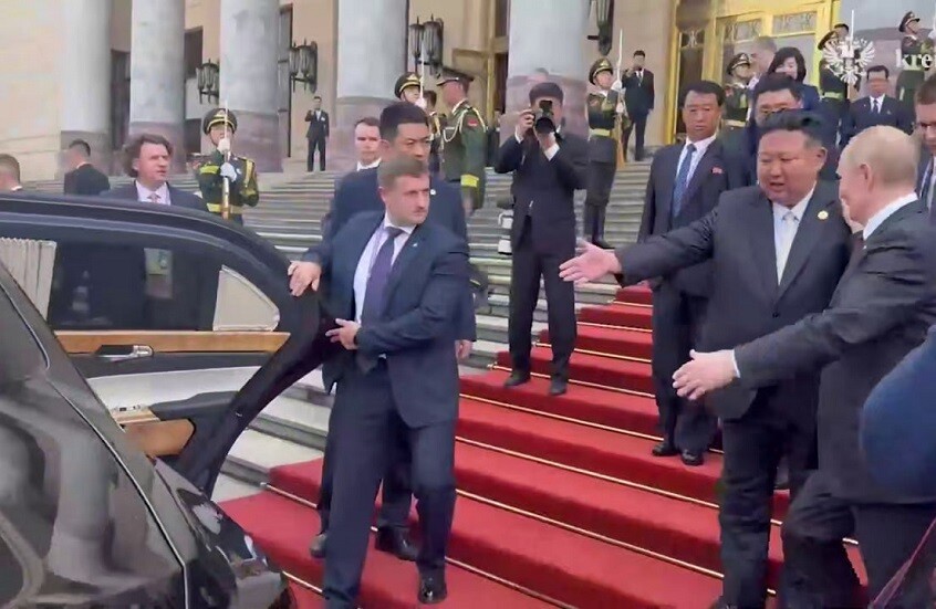 بعد انتهاء العرض العسكري في بكين.. بوتين و الزعيم كيم يستقلان سيارة واحدة ويتجهان لعقد محادثات