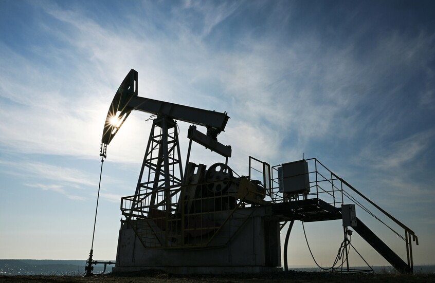 النفط يهبط ويحافظ على مكاسبه بفضل العقوبات