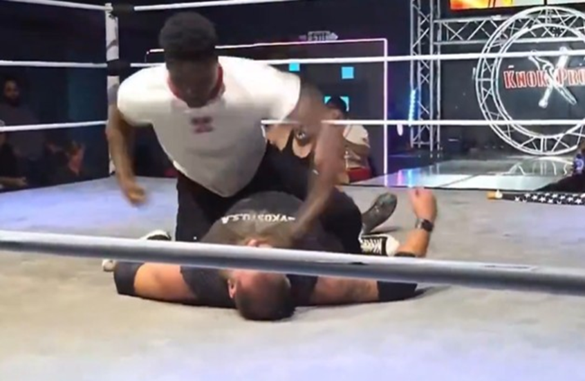 مصارع محترف يفقد وعيه بعد تعرضه لاعتداء خطير داخل الحلبة (فيديو)