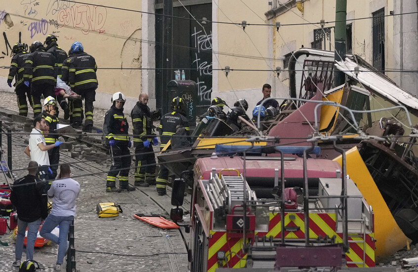 مقتل 15 شخصا وإصابة آخرين بعد خروج قطار  عن مساره (فيديوهات + صور)