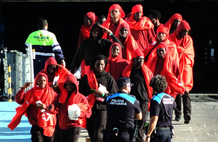 شرطة إسبانيا تحقق في جرائم قتل محتملة على متن قارب مهاجرين