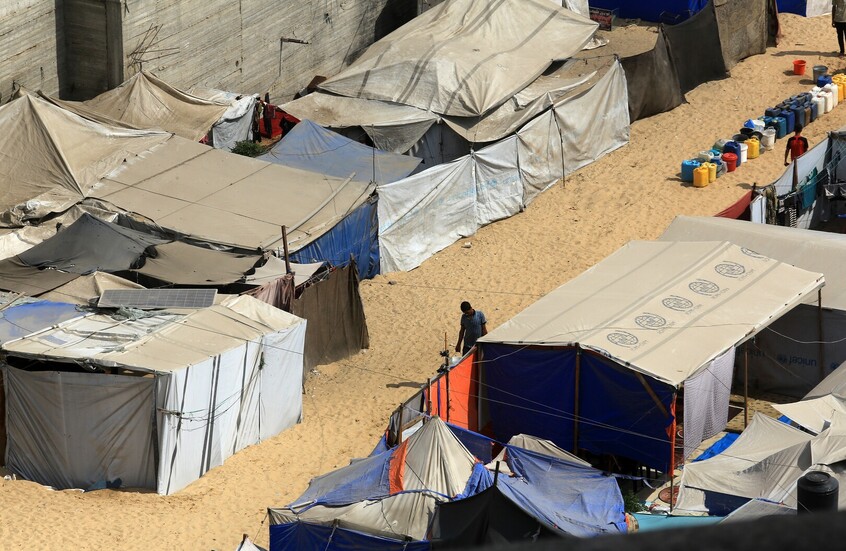 مراسلنا: 9 قتلى على الأقل بينهم أطفال بغارات إسرائيلية على منازل وخيام نازحين بمدينة غزة