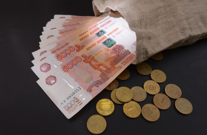 رئيس أكبر بنك روسي يتحدث عن مستقبل الروبل