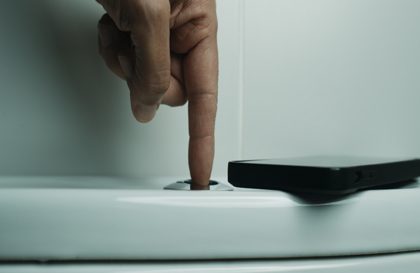 الهاتف الذكي في الحمام.. عادة يومية تحمل مخاطر صحية جسيمة