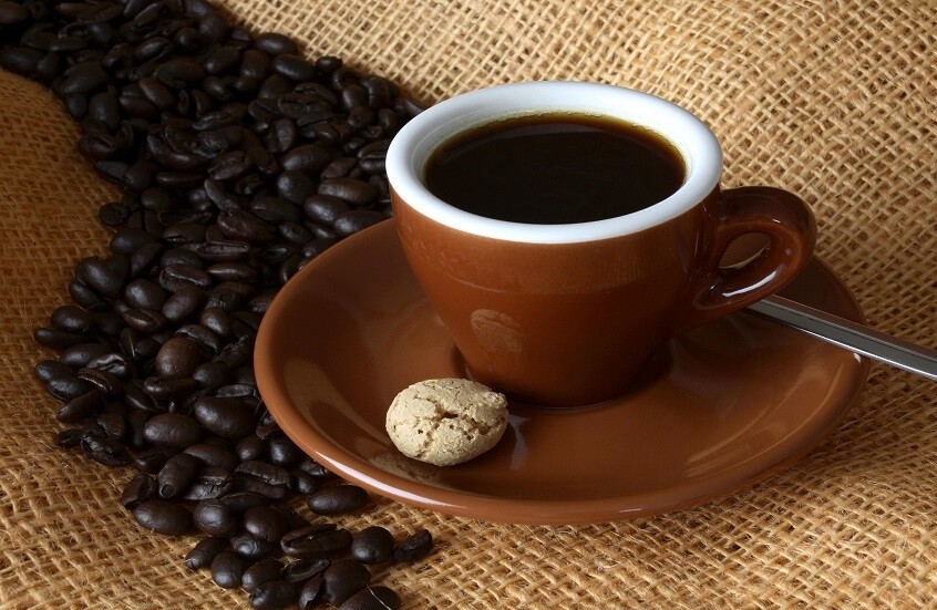 لماذا لا ينصح بشرب القهوة فور الاستيقاظ؟