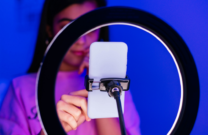 كيف ستغيّر مواقع التواصل الاجتماعي ملامح نجومها في 2050