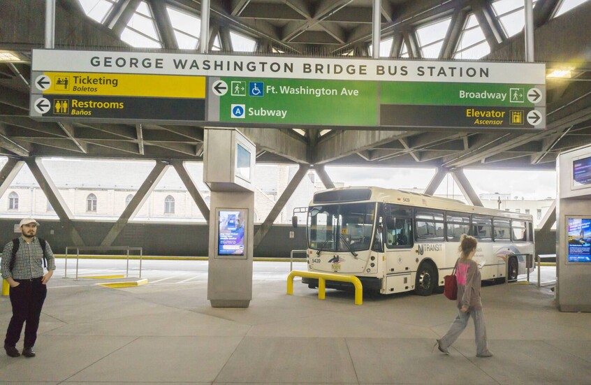 الإعلام الأمريكي ينشر فيديو صادما لمراهقين يشتبكون بالرصاص الحي داخل باص