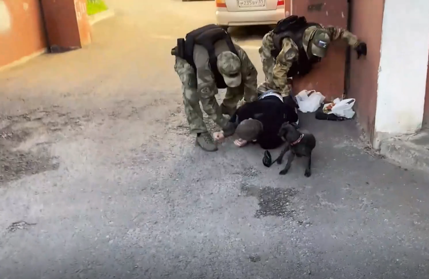 الأمن الروسي يلقي القبض على مواطن بتهمة الخيانة (فيديو)