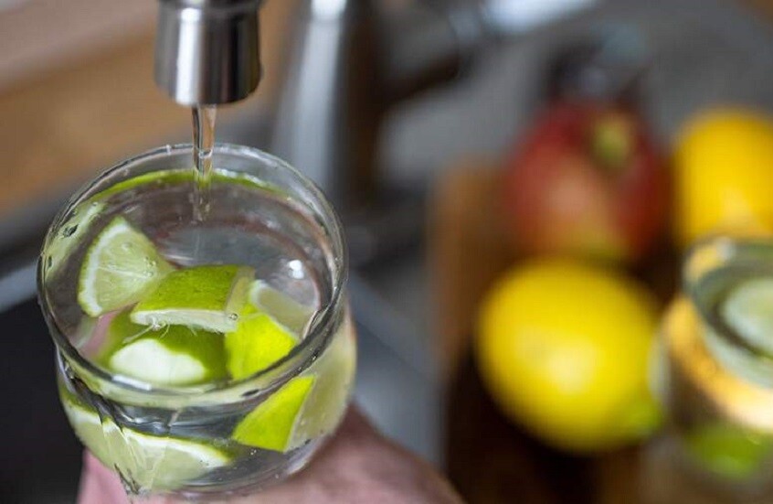 هل يساعد الماء مع الليمون على خسارة الوزن؟