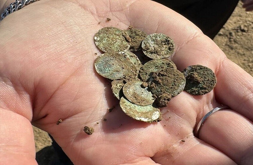 امرأة تعثر على كنز وصف بأنه "أعظم اكتشاف خلال 10 سنوات"