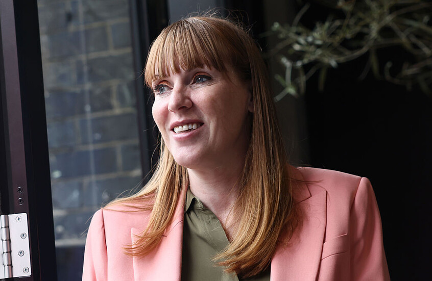 استقالة نائبة رئيس الوزراء البريطاني