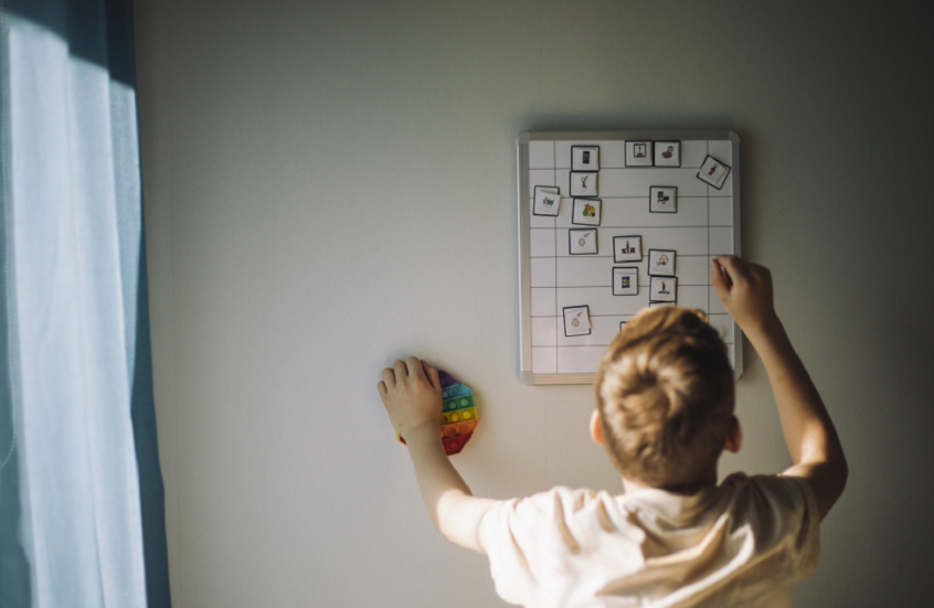 دراسة يابانية تكشف تأثير البيئة على السلوك الاجتماعي في التوحد