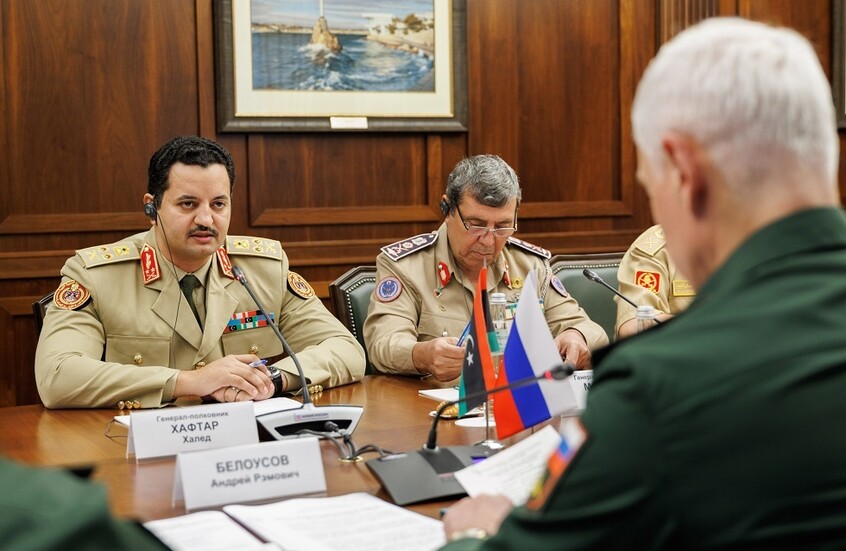 وزير الدفاع الروسي يلتقي رئيس الأركان العامة للجيش الوطني الليبي في موسكو