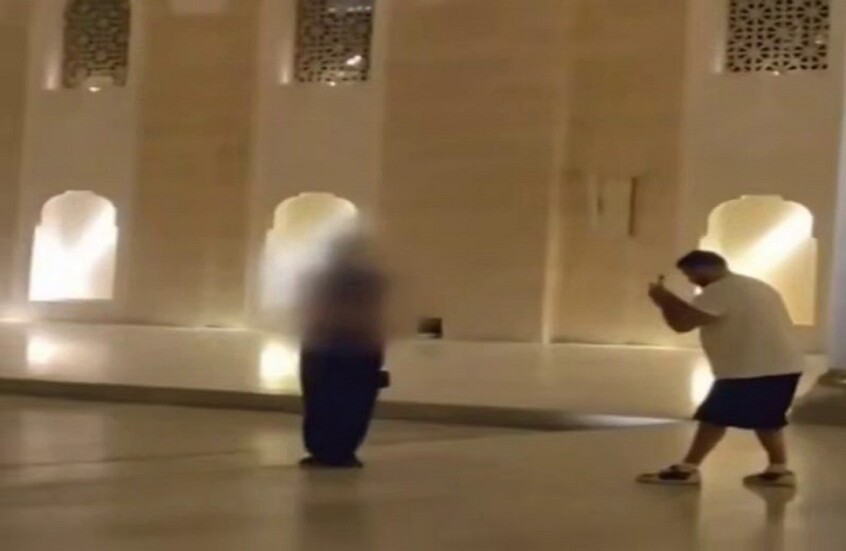 تركيا.. قبلة في مسجد تودي بسائحين روسيين إلى الاحتجاز (فيديو)