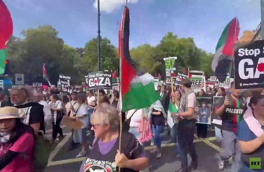 تجمع المتظاهرين في وسط لندن استعدادا للمسيرة الكبرى دعما لغزة