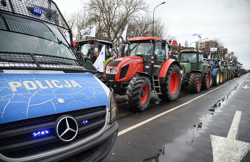 مزارعون بولنديون يغلقون نقطة تفتيش على الحدود مع أوكرانيا
