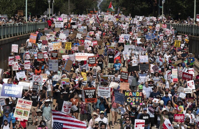 سكان واشنطن العاصمة يحتجون ويطالبون بخروج قوات الحرس الوطني من المدينة (صور)