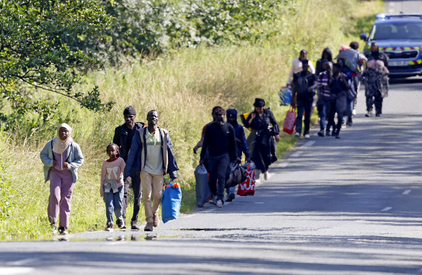 صحيفة: بريطانيا تخطط لنقل المهاجرين إلى ثكنات عسكرية سابقة
