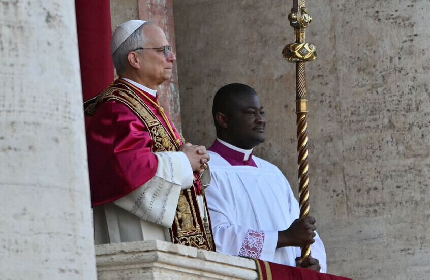 بابا الفاتيكان الجديد يعتذر لمصور (فيديو)