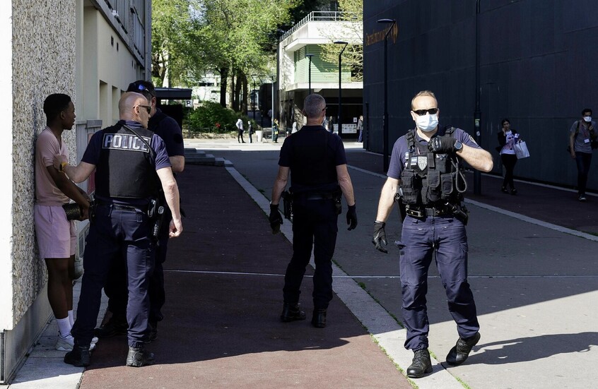 شاهد.. القضاء الفرنسي يحقق في سلوك شرطي بعد انتشار فيديو صادم غير إنساني على مواقع التواصل