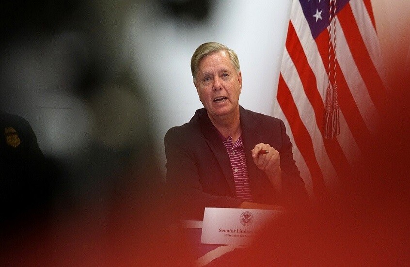 مقطع فيديو مسرب بين سيرسكي ويرماك يكشف رشوة السيناتور غراهام لتأمين إمدادات أسلحة لكييف