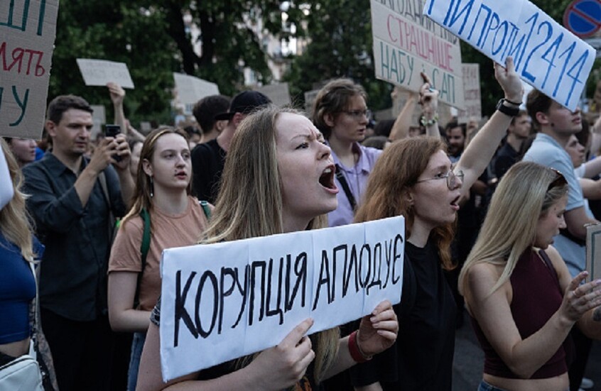 رئيس وزراء أوكرانيا الأسبق: السلطة الحاكمة في كييف على موعد مع ثأر الشعب منها