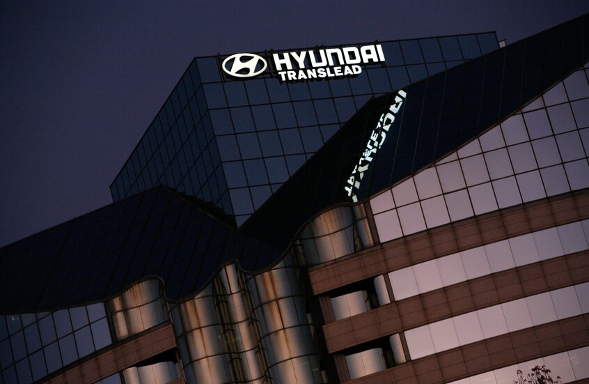 بعد مداهمة مصنع هيونداي.. ترامب يدعو الشركات الأجنبية إلى تدريب الأمريكيين على العمل