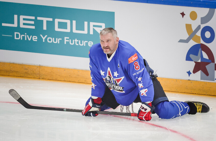 هدية استثنائية بتفاصيل شخصية لألكسندر أوفيتشكين بعد تحطيمه الرقم التاريخي (فيديو)