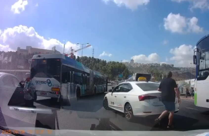 لحظة إطلاق نار في محطة حافلات عند تقاطع مزدحم شمال القدس