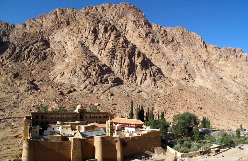 "موسى يتقلب في قبره بسيناء".. هجوم إسرائيلي على مصر