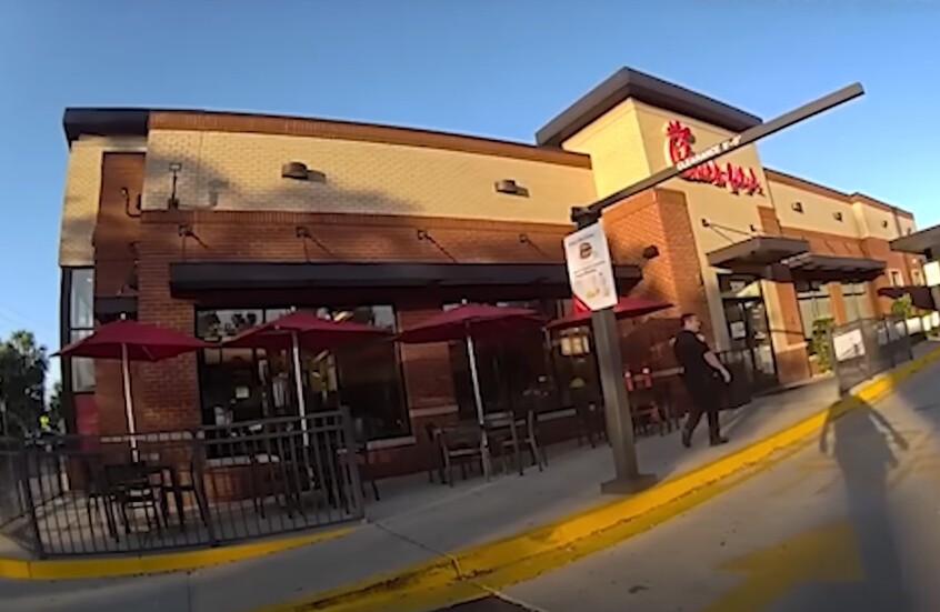 "هل ستحبسوني؟".. الشرطة تعثر على طفل تسلل بمفرده إلى مطعم بينما كان والداه نائمين بالمنزل (فيديو)