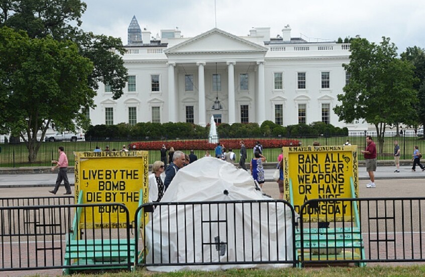 ترامب يزيل خيمة الاعتصام المناهضة للحرب النووية بعد 44 عاما من إقامتها مقابل البيت الأبيض